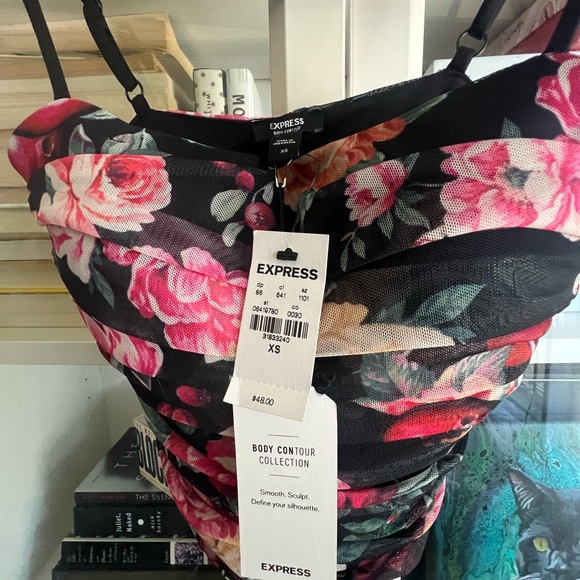 Express body contour top - Picture 5 of 6